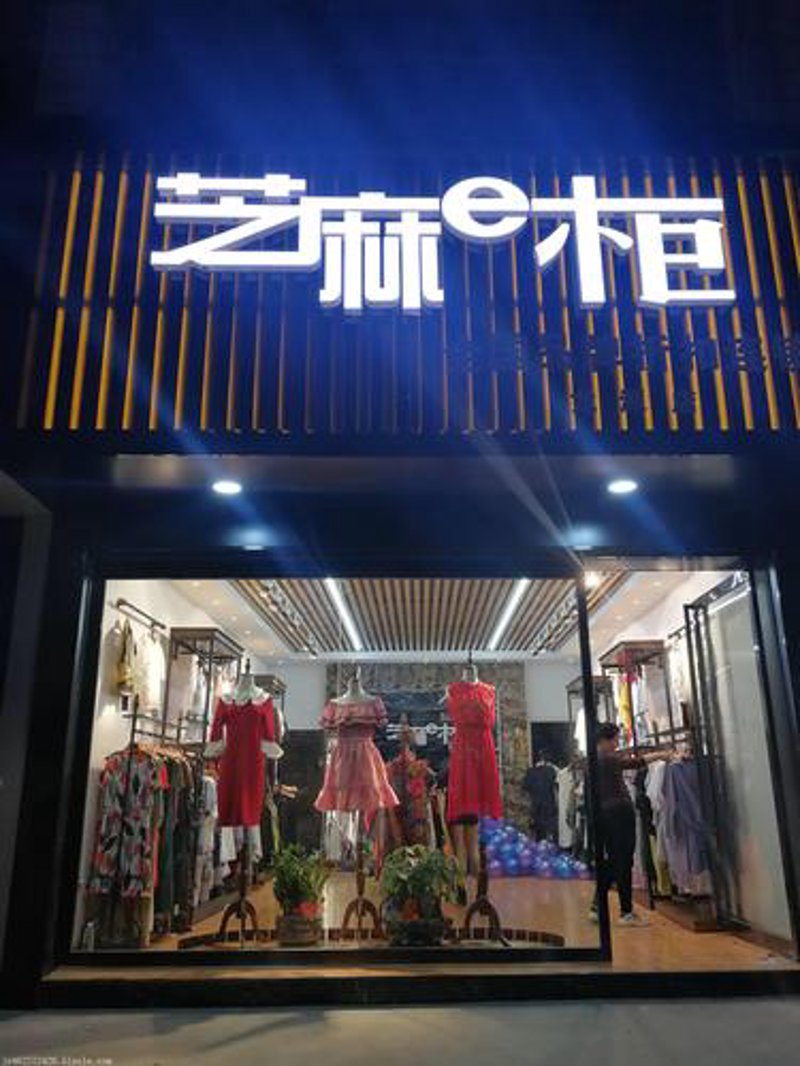 景月服饰引领秋季潮流新风尚